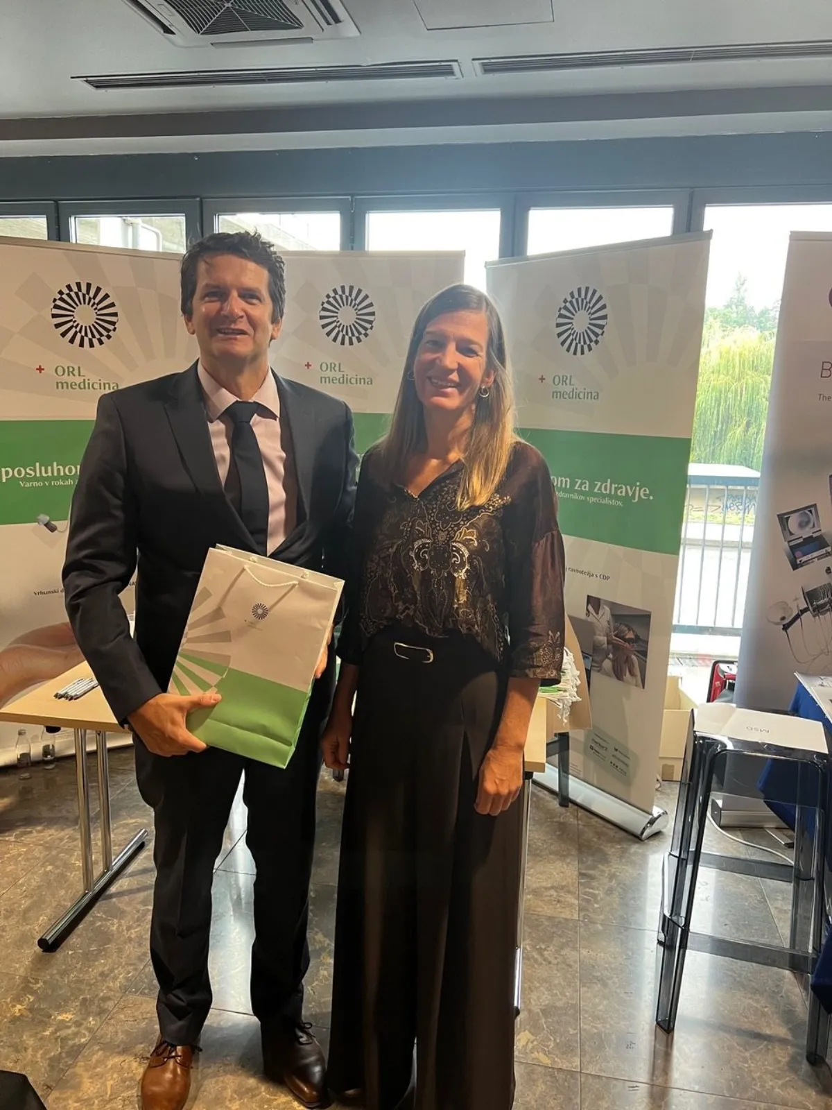 Doc. dr. Robert Šifrer, predstojnik Klinike za otorinolaringologijo in cervikalno kirurgijo UKC Ljubljana, ter dr. Katja Kladnik Stabej